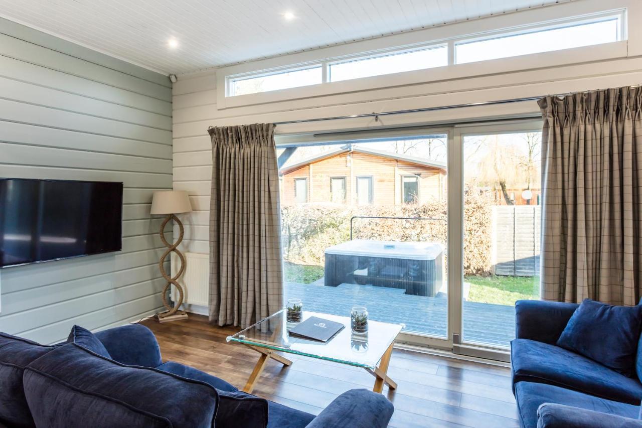 Roydon Marina Village Lodges Екстер'єр фото