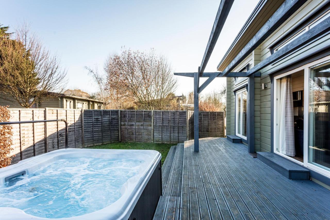 Roydon Marina Village Lodges Екстер'єр фото