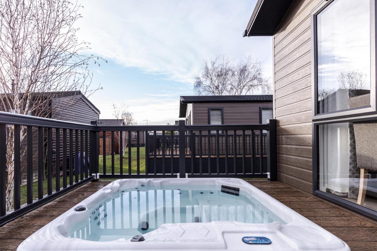 Roydon Marina Village Lodges Екстер'єр фото