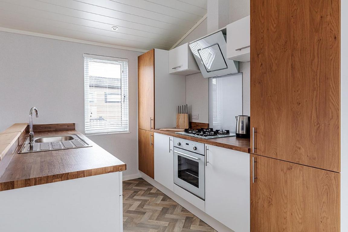Roydon Marina Village Lodges Екстер'єр фото